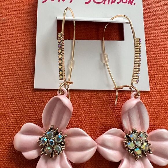 🩷 Betsey Johnson New stunning dangle pink flower earrings 🩷 - Picture 3 of 7